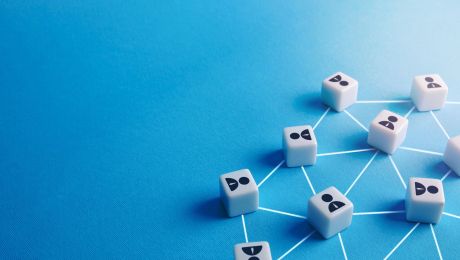 uniswap-is-decentralizing:-why-are-defi-users-worried-about-this-feature?