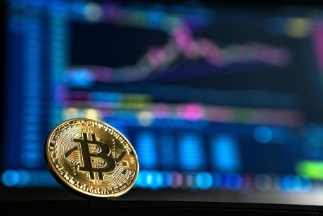 bitcoin-hits-‘danger-zone’:-peter-schiff-warns-of-‘do-or-die’-scenario